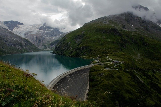 Earthquake Risk Transfer for Dams
